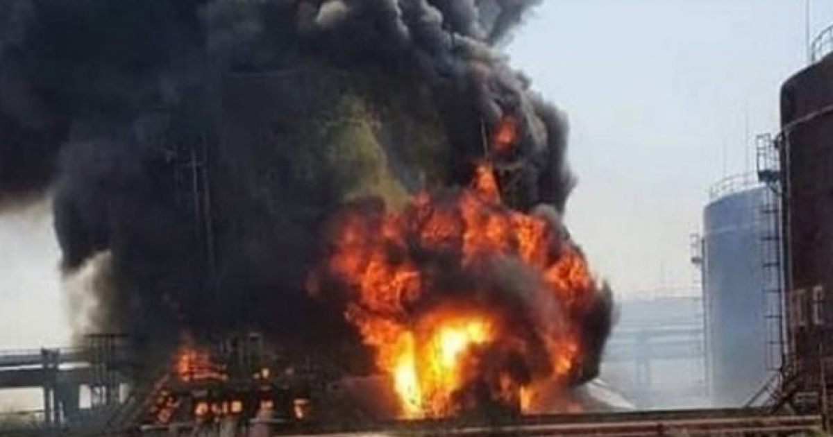 Удар по нефтебазе сегодня. Пожар резервуара с нефтью. Пожар на нефтехранилище. Пожары на нефтебазах в России. Пожар на нефтебазе.